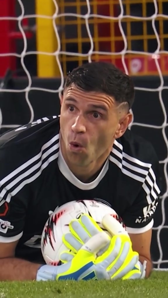 Emiliano Martinez.....! thumbnail